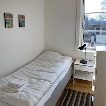 F27-s 4 People, 4 Bedrooms, Fully Furnished Villa Ålborg